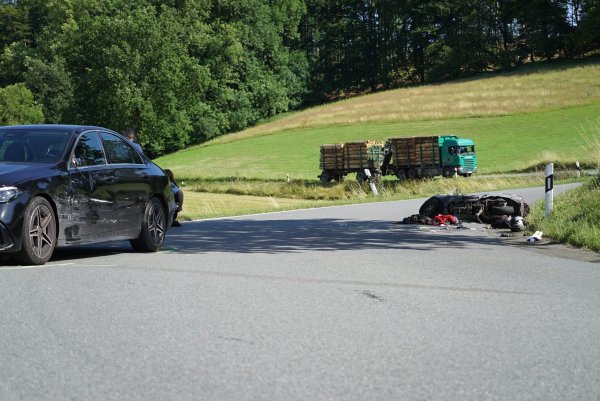 Zu einem schweren Verkehrsunfall kam es in dieser Kurve auf der Niedermeiner Straße am Dienstagnachmittag. - © Freitag TV