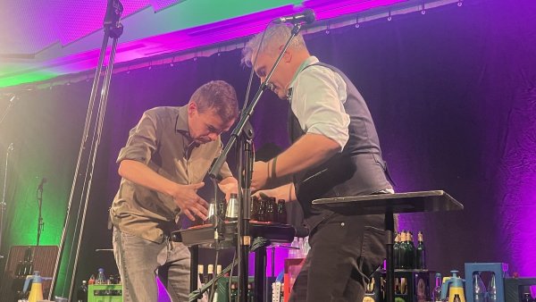 Die Gruppe "GlasBlasSing" macht auf selbst gebauten Instrumenten und mit Gläsern Musik. - © Elia Böckelmann