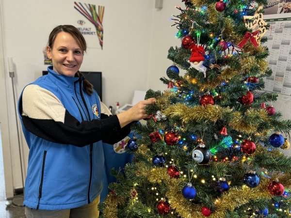 Nadia Einloft sorgt für weihnachtliche Atmosphäre in der Bahnhofsmission Lage. - © Sandra Castrup