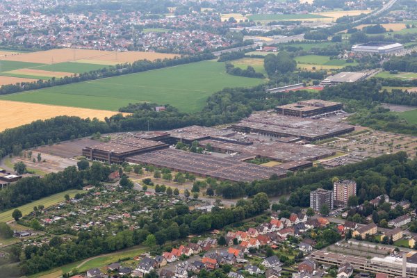Den Abriss und Neubau eines Gebäudekomplexes im vorderen Teil des Heinz-Nixdorf-Areals plant ein Investor. Hier sollen neue Gewerbeflächen entstehen. - © Niklas Tüns