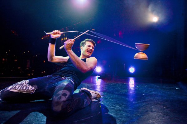 Mit Künstlern von Weltklasse - hier Diabolo-Jongleur Phil Os - will das Augustdorfer Varieté im Herbst die Besucher begeistern. Der Vorverkauf hat begonnen. - © Copyright: Sven Hagolani www.hagolani.com