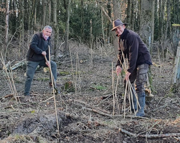Die Brüntorfer Jagd- und Naturfreunde John Krikor (links) und Michael Sander bei der Arbeit. - © Rudolf Alteheld/John Krikor