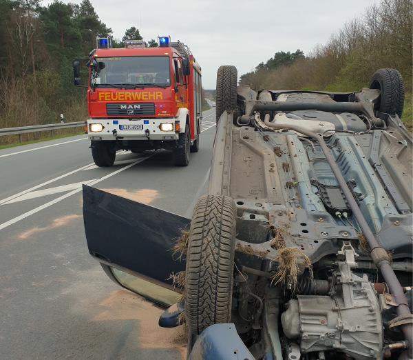 Auf der Tunnelstraße hat sich am Ostersonntag ein Autofahrer mit seinem Wagen überschlagen. - © Feuerwehr Oerlinghausen