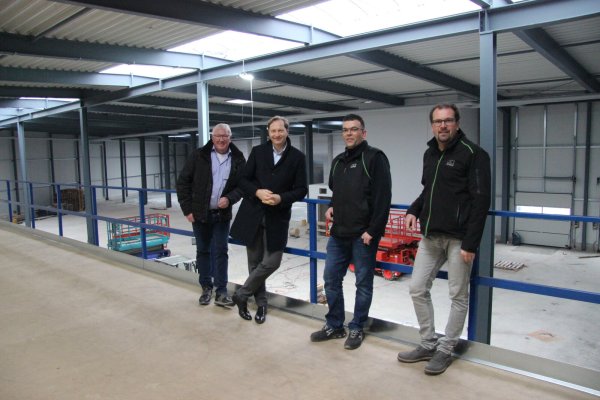 Frank Steinbacher, Stephan Schlüter, Andreas Bonn und Stefan Hendrich (von links) stehen in der neuen Remko-Lagerhalle. Hier kann in Zukunft zentral gearbeitet werden. - © Kirsten Fuhrmann(LZ)