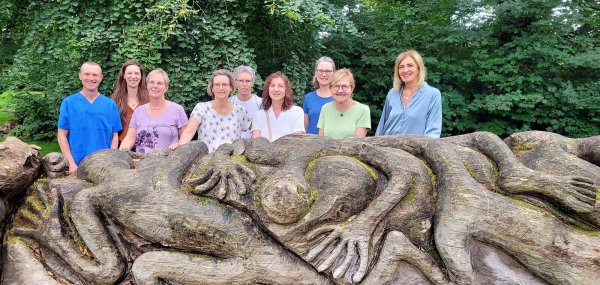 Setzen auf Bewegung gegen Krebs: Thorsten Hüttemeier (von links), Oberärztin Dr. Myriam Odeh vom Brustkrebszentrum Klinikum Lippe, die Aktiven Grit Neuber, Petra Paroh, Kirsten Wöltje, Malies Merk, Nicole Brannolte, Heike Stille und Sabine Cord-Sprick vom Innerwheel Club Lemgo-Bad Salzuflen. - © Katrin Kantelberg