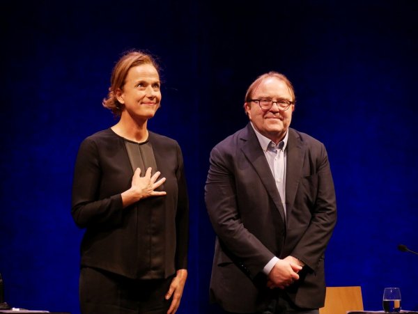 Dramatisch und amüsant. Die Schauspieler Claudia Michelsen und Gustav Peter Wöhler setzen Nervensängen stimmlich facettenreich in Szene. - © Thomas Krügler