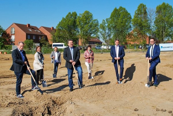 Mit dem symbolischen Spatenstich beginnt die nächste Bauphase. Mit dabei sind (von links) Dr. Peter Pahmeyer (Vorsitzender des Bildungsausschusses), Manuela Kupsch (Leiterin des Eigenbetriebs Schulen), Bernd Hendig (Schulleiter Karla-Raveh-Gesamtschule), Landrat Dr. Axel Lehmann, Gudrun Laag (Schulleiterin der Astrid-Lindgren-Schule), Kai Becker (Niederlassungsleiter Goldbeck Nord) und Carsten Hense (Geschäftsbereichsleiter Goldbeck Public Partner). - © Kreis Lippe