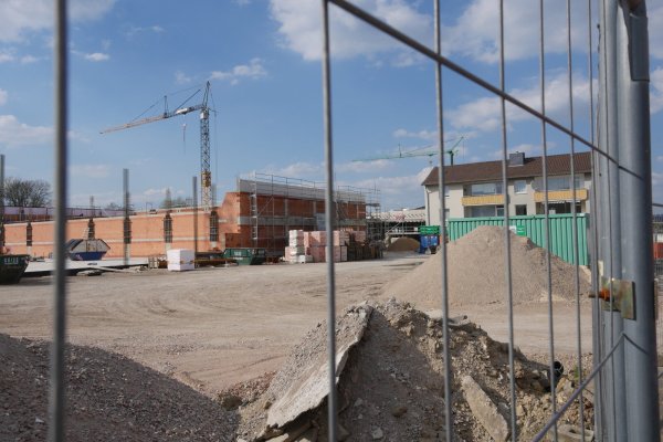 Nach der Eilentscheidung des Oberverwaltungsgerichts Münster muss die Baustelle des Fachmarktzentrums in der Kampstraße ruhen. Der Kreis hat das am Dienstag kontrolliert. - © Jost Wolf