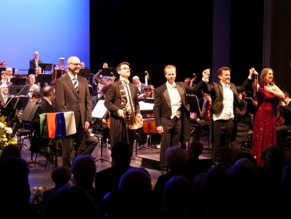 Die Akteure im Neujahrskonzert mit Moderator Christoph Gockel-Böhner (von links), Posaunist Matthias Weiß, Bariton Todd Boyce, Dirigent Michael Spassov und Sopranistin Emily Dorn. - © Thomas Krügler