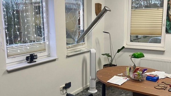 Durch den Zusammenstoß landet der Fahnenmast in einem Bürofenster. - © Jessie-David Post