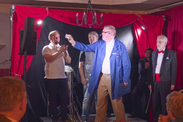 Die Mitglieder des Magischen Zirkels Detmold bereiten eine Show in Heiden vor. - © Fotorechte: Magischer Zirkel