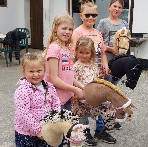 Erst kreativ, dann sportlich: Die jungen Schlänger haben viel Spaß mit den Hobby-Horses. - © Gemeinde Schlangen