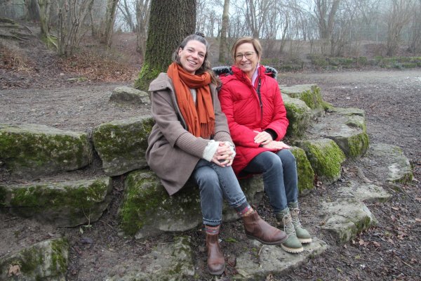 Lehrerin Theresa Jung (links) und Schulleiterin Bettina Rethmeier sitzen auf dem Schulhof. Künftig könnte hier auch Unterricht stattfinden. - © Nadine Uphoff