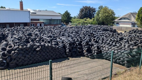 Etwas Platz geschaffen: Einige Reifen scheinen inzwischen abtransportiert worden zu sein. Der weitaus größte Teil lagert dort immer noch. - © Janina Schrader
