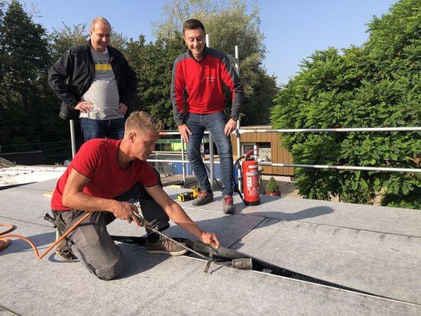 Dachdeckermeister Thorben Lhotzky (vorne), Architekt Torge Lüdkemeier und Dachdeckermeister Christopher Kloss (von links) machen das Dach neu. - © Sven kienscherf