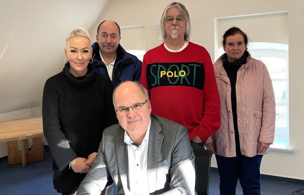 Unterzeichnung des Kooperationsvertrags: (von hinten links) Michaela.Flake (Kreis Lippe) , Dirk Büker ( DRK-Ortsverband Schlangen), Michael Zans (Seniorenbeirat) und Bettina Meier (ev.-ref. Kirchengemeinde). Vorne sitzt Bürgermeister Marcus Püster. - © Gemeinde Schlangen