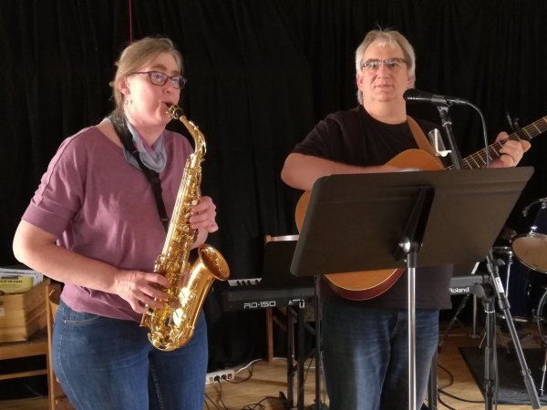 Claudia und Thorsten Kosakewitsch sind als als Duo C+T auf kleinen Bühnen unterwegs. - © Thorsten Kosakewitsch