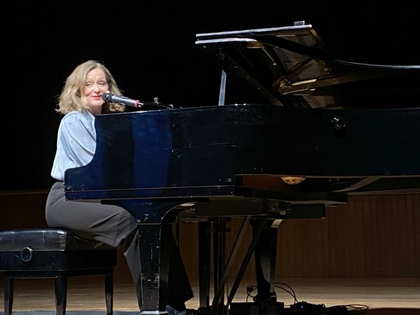 Brilliant in Sprache und Musik: Anne Folger vereint virtuoses Klavierspiel mit scharfsinnigem Kabarett. - © Maren Brettmeier