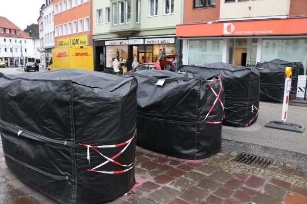 Solche Indutainer stehen, wie hier am Kamp, als Barrikaden an den Zufahrten zum Paderborner Weihnachtsmarkt. - © Holger Kosbab
