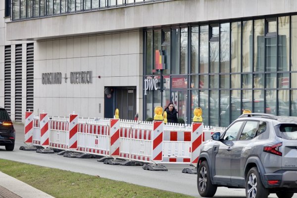 Sperrung der Kreuzstraße auf Höhe Borchard & Dietrich - © Peter Unger