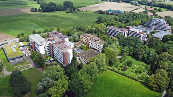Das Yogazentrum am Rande von Bad Meinberg aus der Luft. Alle drei ehemaligen Rehakliniken gehören mittlerweile Yoga Vidya. - © Nicole Ellerbrake