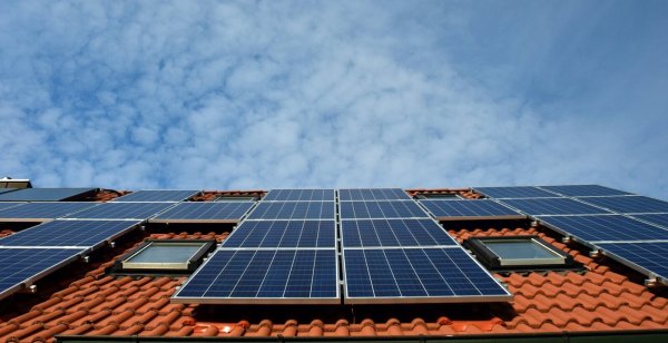 Die Stadt will mit Photovoltaik-Anlagen aufrüsten. Eine Potenzialanalyse soll dabei zeigen, was möglich ist. - © Symbolbild: Ulrike Leone/Pixabay