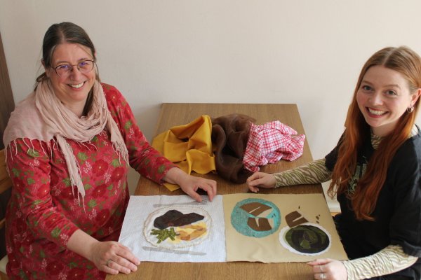 Dagmar Begemann Leiterin des Mehrgenerationenhauses (links) und Künstlerin Sara Mari Blom zeigen ein paar Beispiele. - © Kyrill von Matuschka
