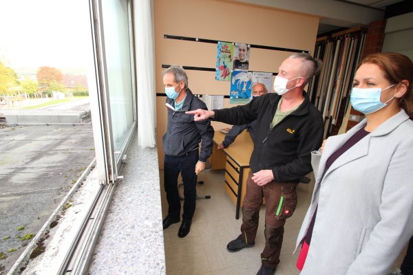 Sanierung Grundschule Langenholzhausen: Schulhausmeister Dirk Frevert (Mitte) spricht mit Bauamtsleiterin Ewa Hermann und Schulleiter Harald Hengstler über das sanierungsbedürftige Flachdach. Im Hintergrund hört der scheidende Kalletaler Bauausschussvorsitzende André Bierbaum zu, - © Jens Rademacher