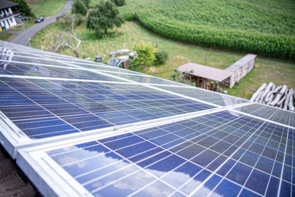Gefördert wird eine neue Solaranlage, wenn auch eine neue Ladebox und ein neues E-Auto gekauft wird. Das schränkt den Kreis der Begünstigten stark ein, kommentiert Björn Hartmann. - © Laura Ludwig