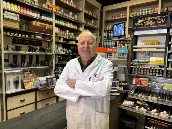 Wolfgang Schäfer wird sein Fachgeschäft für Farben und Künstlerbedarf zum Sommer aus Altersgründen schließen. - © Sandra Castrup