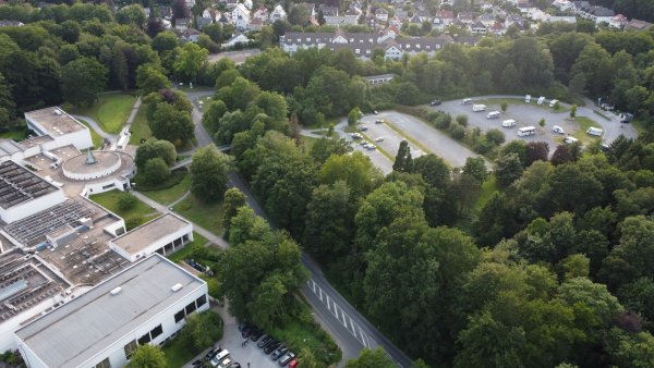 Das neue Parkdeck soll auf der Fläche vor dem Wohnmobilstellplatz (rechts im Bild) entstehen. Damit befindet es sich in direkter Nachbarschaft zur "VitaSol-Therme" (links). In Höhe des Thermeneingangs führt eine Fußgängerbrücke über die Extersche Straße. - © Nicole Ellerbrake