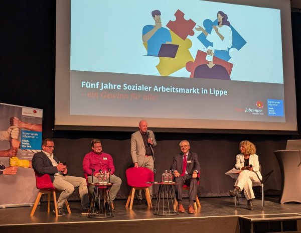 Podiumsdiskussion mit Benedikt Willautzkat (von links) und Peter Fehse
(beide G.I.B. NRW), Jobcenter-Vorstand Stefan Susat, Arbeitsmarktexperte Dr.
Matthias Schulze-Böing sowie Heidrun Strikker (Moderation). - © Jobcenter Lippe