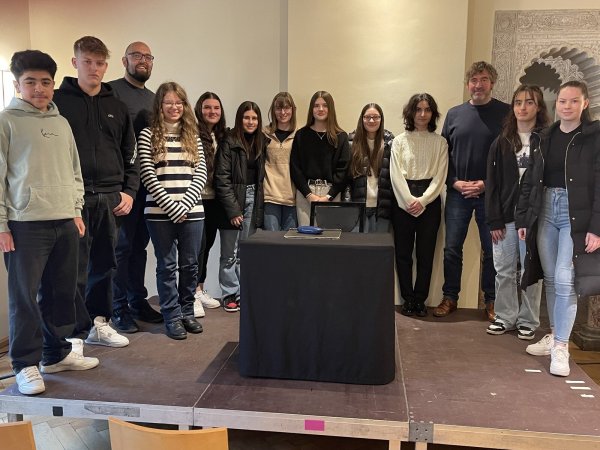 Die Schüler mit Lehrer Christoph Krull (Dritter von links) und Schauspieler Stefan Szàsz (Dritter von rechts) nach der Lesung. - © GSG
