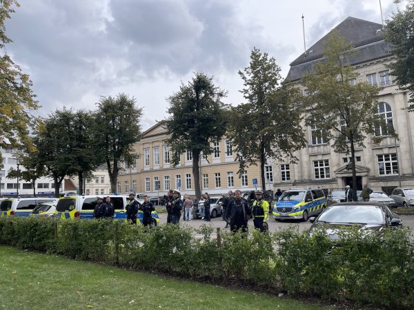 Schon beim ersten Prozess gegen Tim Kellner vor dem Amtsgericht stand die Polizei mit vielen Einsatzkräften bereit - das Bild ist vom vergangenen Oktober. - © Silke Buhrmester