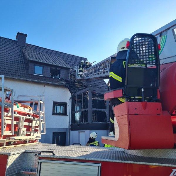 Im einem Wintergarten, der an ein Einfamilienhaus grenzt, ist am späten Montagnachmittag ein Feuer ausgebrochen. - © Feuerwehr Barntrup