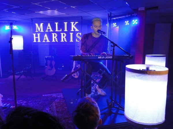 Harris Malik singt seine Songs und begleitet sich am Keyboard. (Foto: Hajo Gärtner) - © Hajo Gärtner