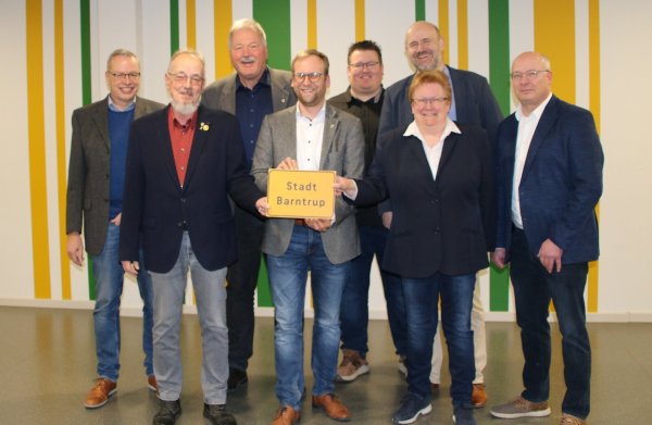 Die Fraktions- und Parteivorsitzenden von FDP, UWB und CDU freuen sich gemeinsam mit Bürgermeister Borris Ortmeier über die erneute Kandidatur für das Amt des Bürgermeisters. - © Fotorechte: FDP, UWB und CDU Barntrup