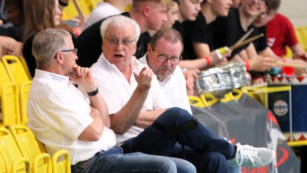 Fachsimpeln am Rande des Final Four im vergangenen Jahr in Augustdorf: (von links) Jürgen Beutel als Vizepräsident Spieltechnik, Geschäftsführer Klaus-Dieter Keienburg, und Präsident Sven Hartmann.?Foto: Oliver König - © Oliver König