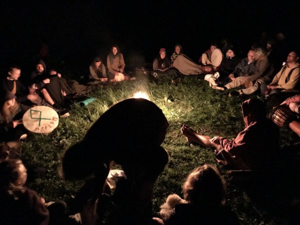 Friedlich feiern die Menschen Walpurgisnacht und Sommersonnenwende an den Externsteinen. - © Seda Hagemann