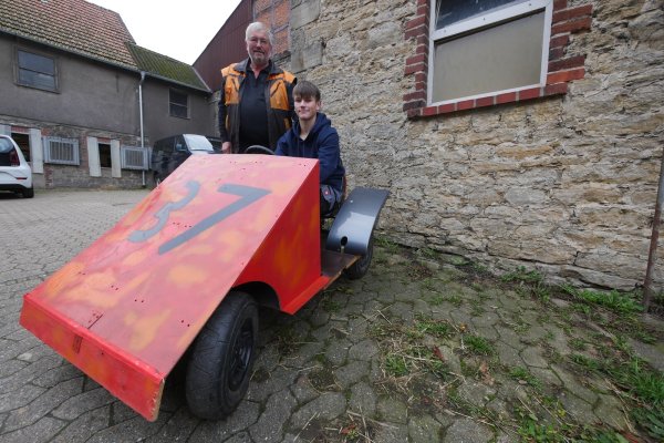 Mit der Startnummer 37 ist Lukas Stumpenhagen gemeinsam mit einem Kumpel beim Seifenkisten-Rennen in Fromhausen angetreten. Sein Vater Klaus-Werner durfte beim Bau nur wenige Tipps geben. - © Jost Wolf