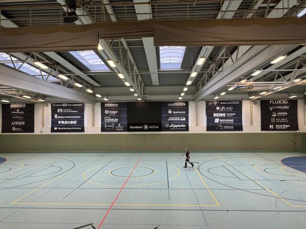 Ein Blick in die neu hergerichtete Horatec-Arena in Augustdorf, jetzt mit einer großen Videowall. - © Andreas Blüsse