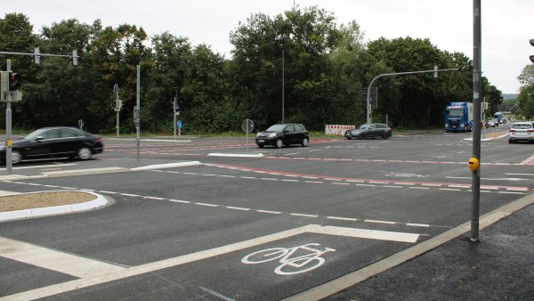 Der Verkehr kann wieder fließen - auf der Klingenbergstraße (hier im Bild) und von der Heidenoldendorfer Straße in die Klingenbergstraße. - © Kyrill von Matuschka