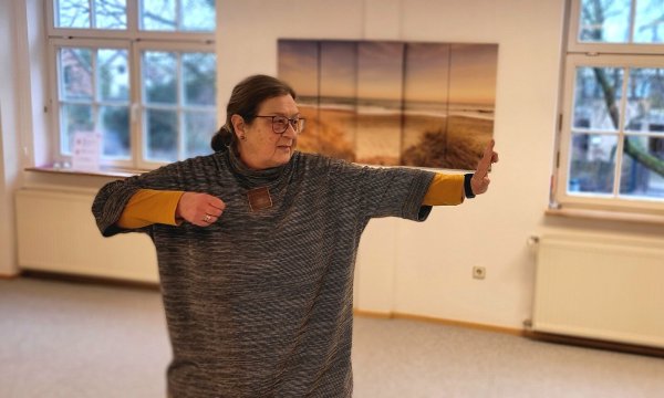 Den Bogen spannen nennt sich die Übung, die Heike Koß regelmäßig in ihren Qi Gong-Kursen absolviert. - © Katrin Kantelberg
