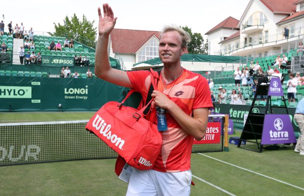 Louis Wessels lässt sich nach seinem Triumph vom Haller Publikum feiern. Er zieht erstmals in das Hauptfeld der Terra Wortmann Open ein. - © Wolfgang Rudolf