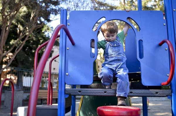 Damit auch Kinder mit einer Behinderung auf einem Spielplatz spielen können, müssen besondere Voraussetzungen und besondere Spielgeräte angeschafft werden. - © Pixabay
