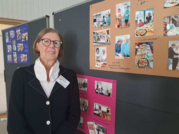 Marion Kettelhake ist Vorsitzende des Seniorenbeirates in Detmold. Dieser organisiert verschiedene Aktionen, unter anderem - wie die Fotos an der Pinnwand zeigen - Kochen mit afghanischen Frauen. - © Carolin Brokmann-Förster