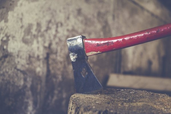 Die Axt in seinem Spind hätte einen angeklagten Salzufler fast fünf Jahre Gefängnis kosten können. Das Bild ist allerdings ein Symbolbild. Vor dem Landgericht kam alles etwas anders. - © Pixabay