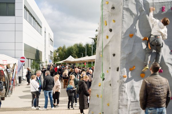 Viele Menschen haben die beiden Familientage bei Brasseler besucht. Auf dem Firmengelände gab es jede Menge Attraktionen für die großen und kleinen Gäste. - © Firma Brasseler