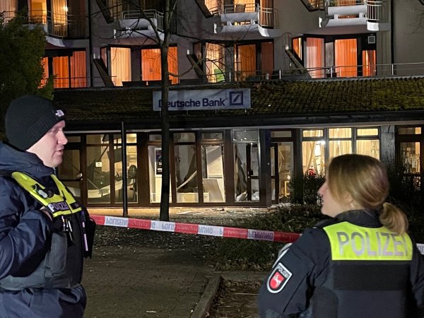 Polizeibeamte sperren den Tatort ab. Unklar ist, ob sich in dem zerstörten Kunden-Center der Deutschen Bank noch Sprengstoff oder andere gefährliche Substanzen befinden. - © Ulrich Behmann