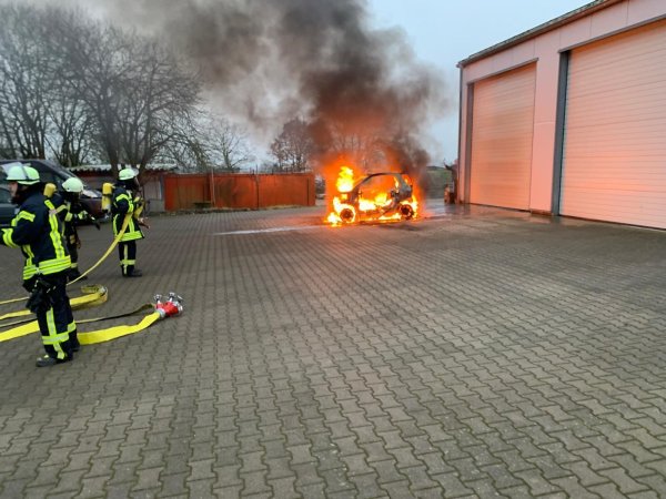 Einsatzkräfte löschen das brennende Fahrzeug. - © Freiwillige Feuerwehr Schieder-Schwalenberg